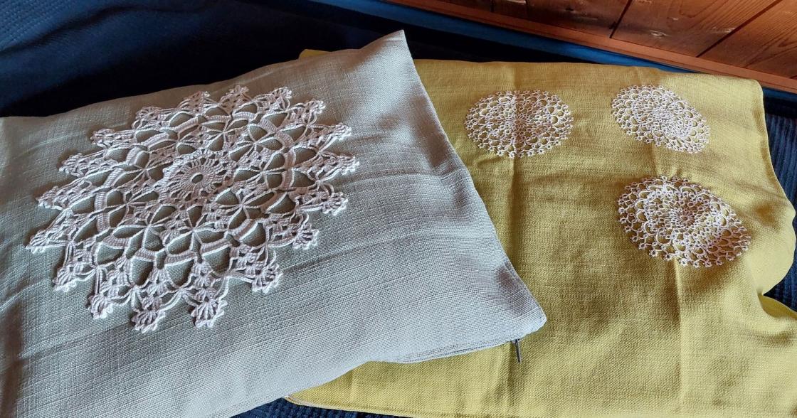 Puter med dekor av hekledukar