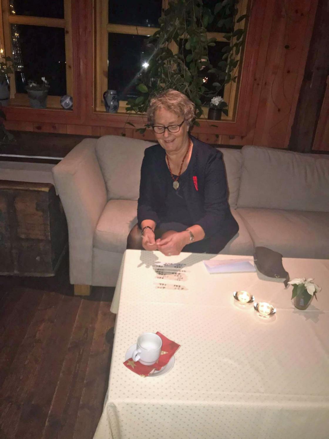 Torill Holland er spent på om hun vinner på loddene sine