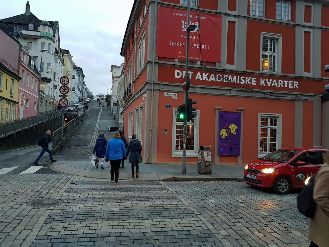 På veg til det Akademiske kvarter  Foto: Liv Spilde