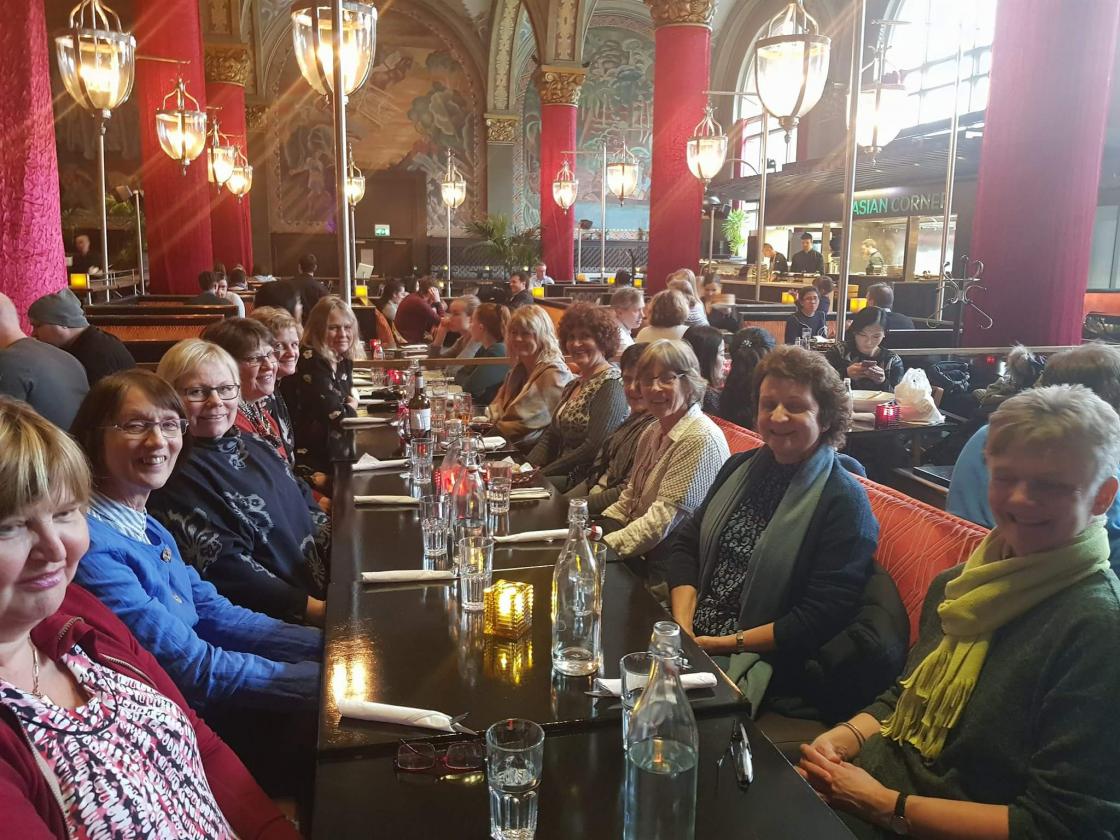 Bygdedamer på Marbørsen  Foto: Liv Spilde