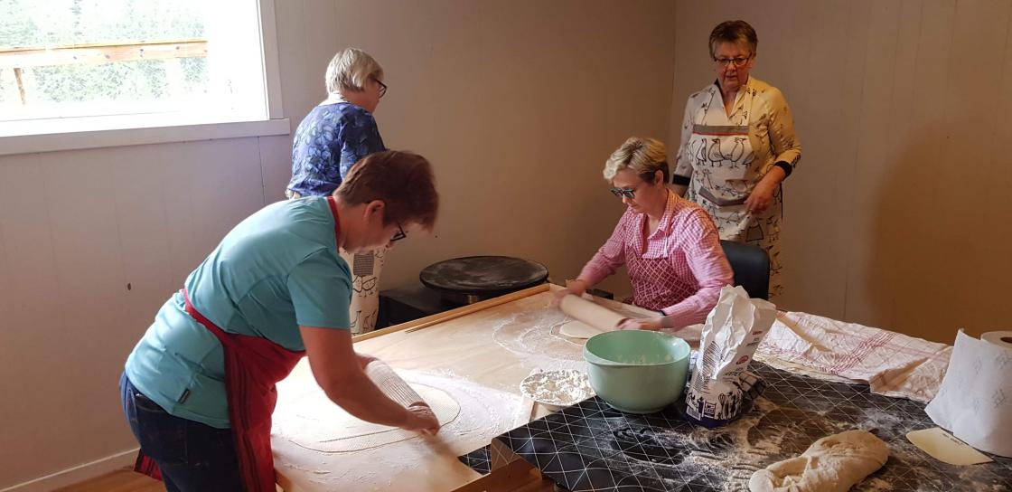 i full sving med å laga nekabrød til Vossakling  foto: Liv Spilde