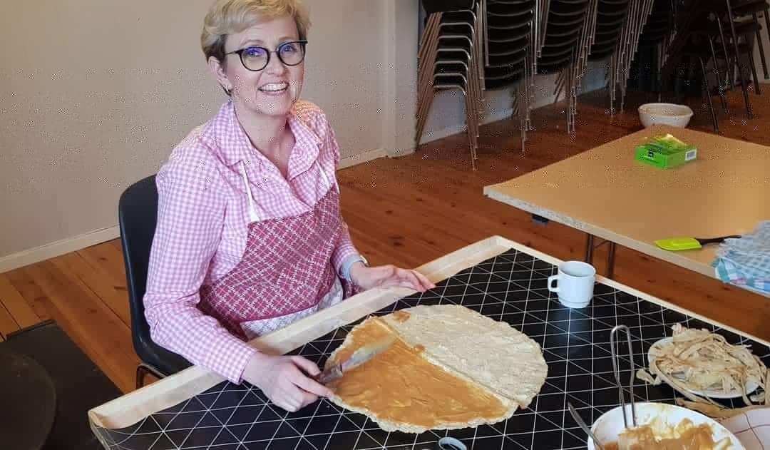 Reidun smørjar kling for første gong   foto: Liv Spilde