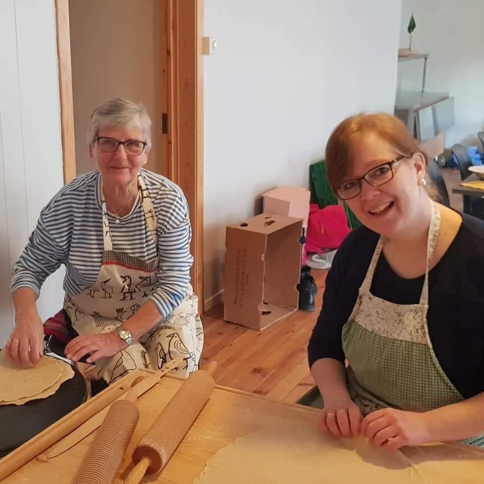 Brita lærar Oddveig kunsten å laga krotakaker  foto: Liv Spilde.