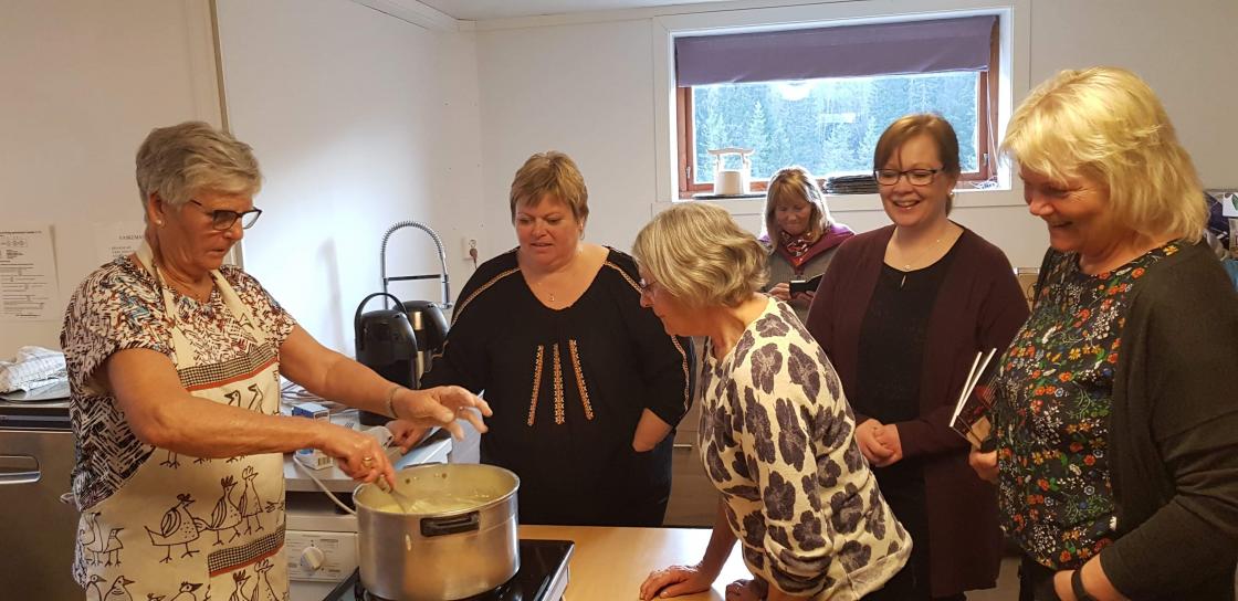 Ivrige bygdekvinner vil sjå korleis få grauten til å skyta feitt.  foto: Liv Marion S.Grønås