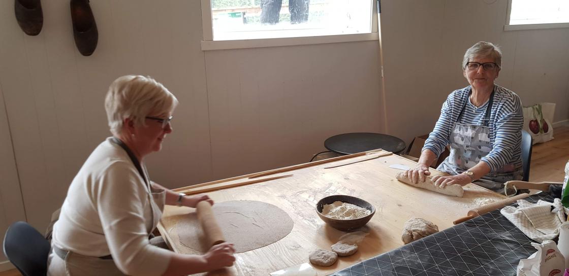 Mor og datter nyttar fridag til flatbrødbaking  foto: Liv Spilde