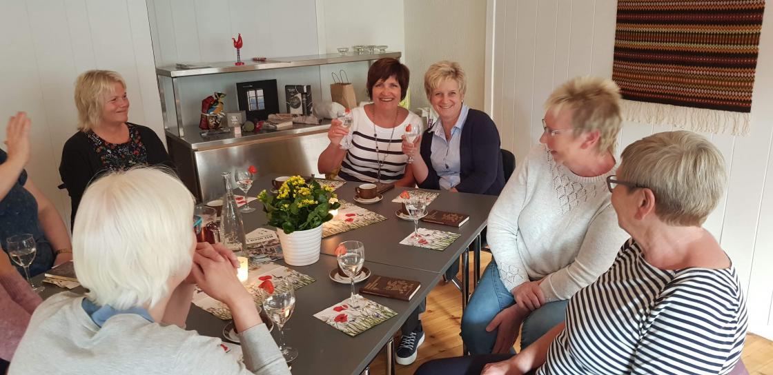 God stemning rundt bordet  foto: Liv Spilde