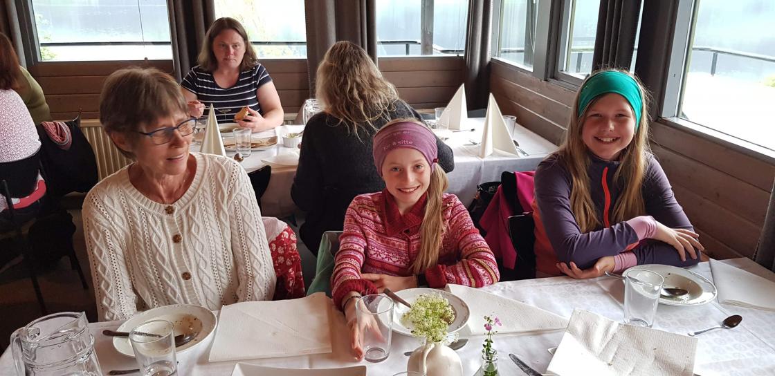 Helga, Evy og Mariell   foto: Liv Spilde