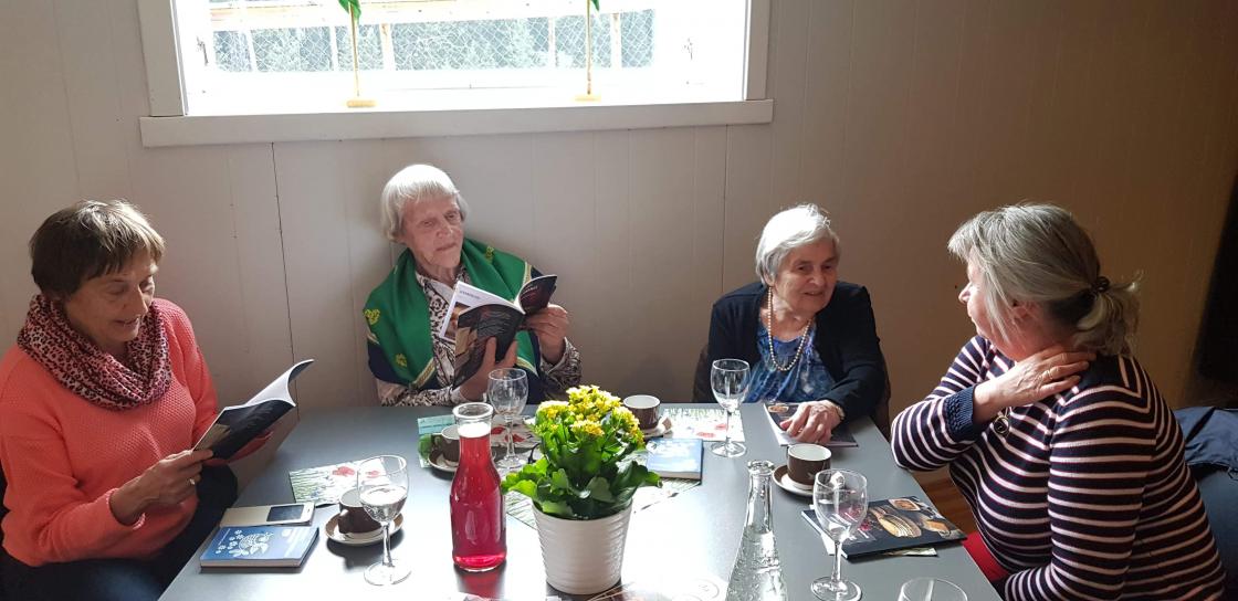 Tradisjonsmatboka fall i smak hjå kunnskapsberarane i laget vårt  foto: Liv Spilde