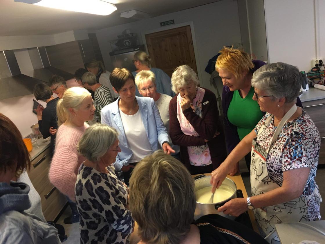 Mange som vil læra kunsten å laga rømmegraut  foto: Bjørg A.Grønås