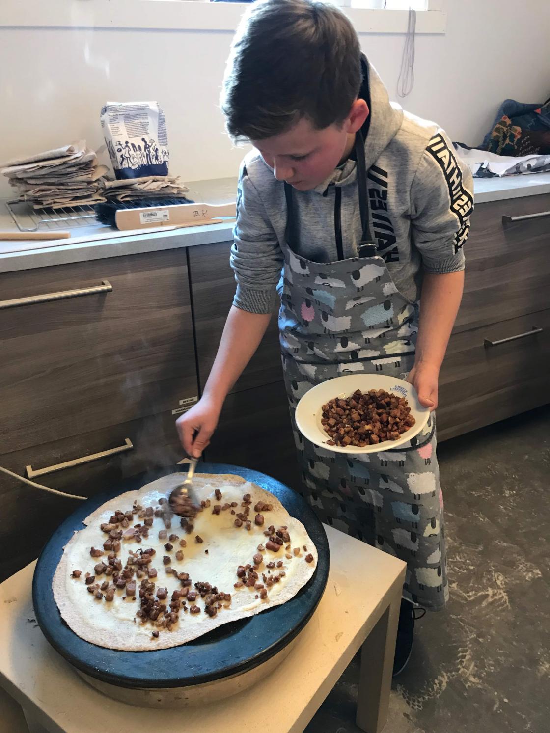 4H-gjengen lærar å laga brimlefse  foto: Liv Marion S. Grønås