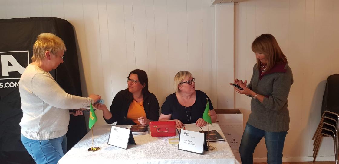 Salet gjekk unna både med Vipps og kontantar  foto: Liv Marion S.Grønås