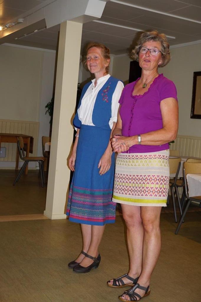 Reidun Riisehagen og Odny-Marit Struksnes i egen vevde kreasjoner