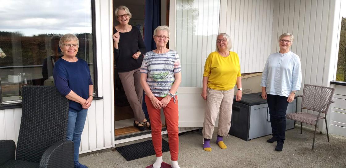 Fra venstre: Berit Hess, Irene Egeland, bak Astrid Lund Folkvord, Kristine Edland og Målfrid Takle Folkvord