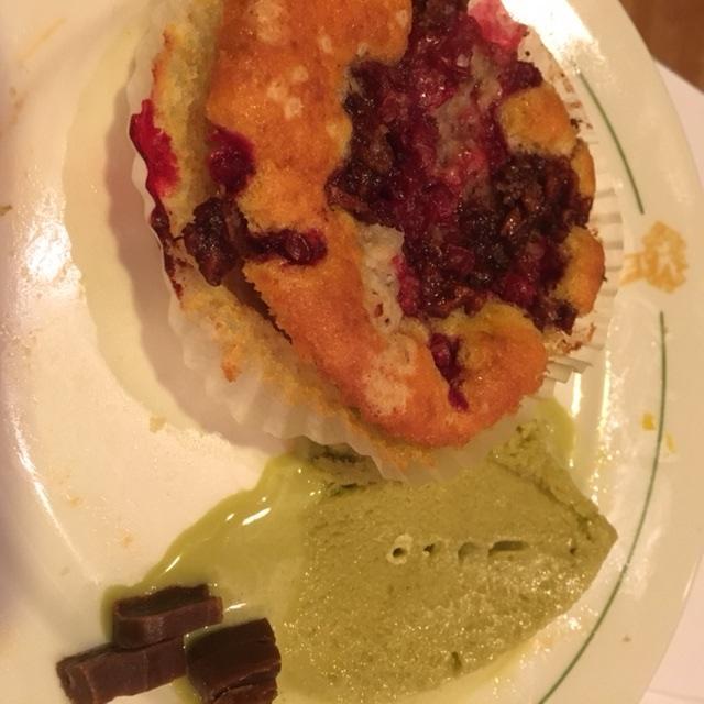 Eplemuffins med tyttebær og hasselnøtter. Foto: Kristine Edland