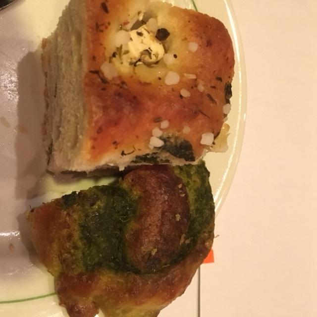 Ramsløksnurrar og focacciabrød med skvallerkål. Foto: Kristine Edland.