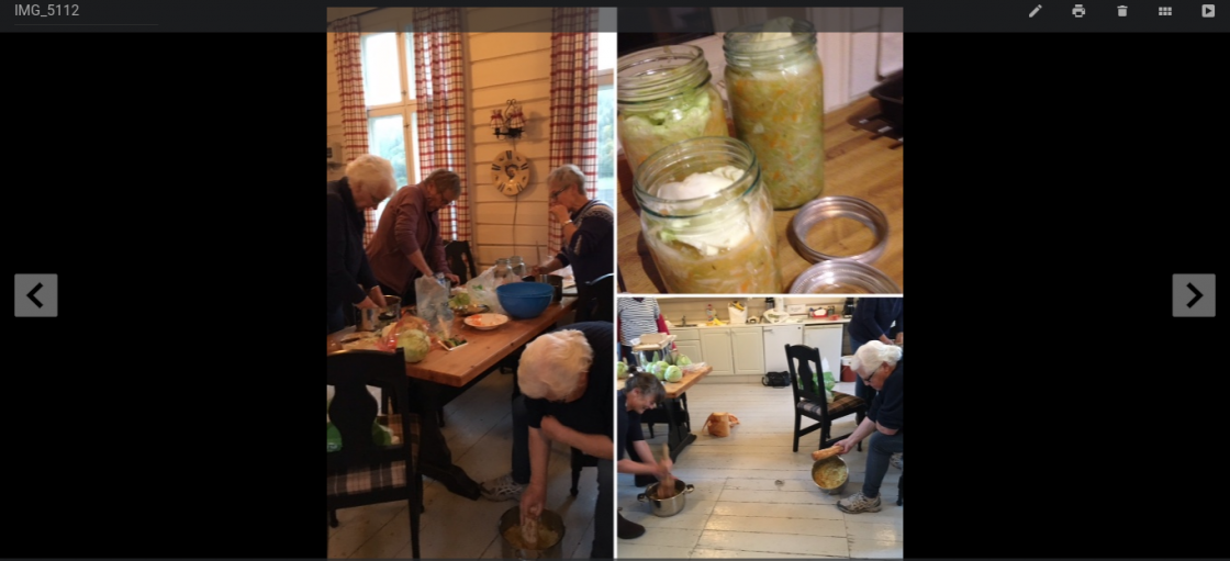 Her fermenterer vi kål  i Andebu Bygdekvinnelag .  Mye latter og god stemning da vi lærte dette