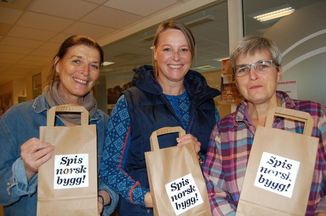 Liv Grøtte, Bente Sersaas og Anett Kerber fra Selbu bygdekvinnelag. Foto: Andreas Reitan/Nea radio.
