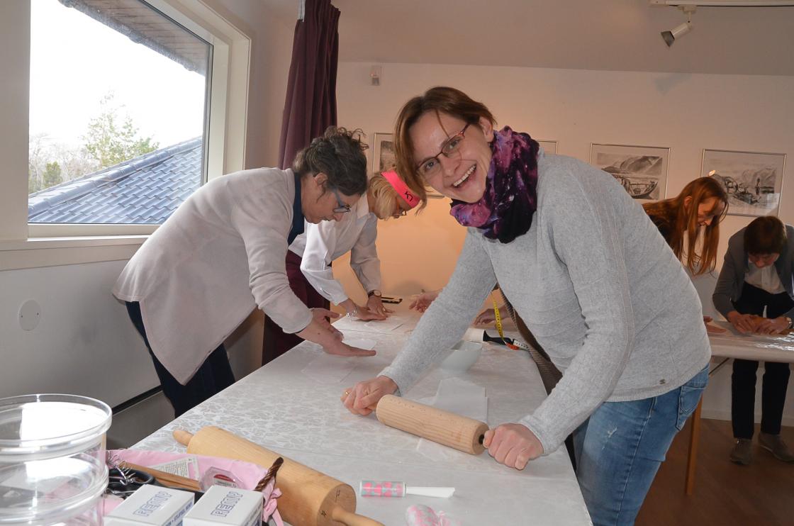 Sigrid Espeland Lerbak, Odda, er ivrig etter å meistra ulike handverksteknikkar og er ikkje ukend med kjevle. Foto: Mette Bleken.