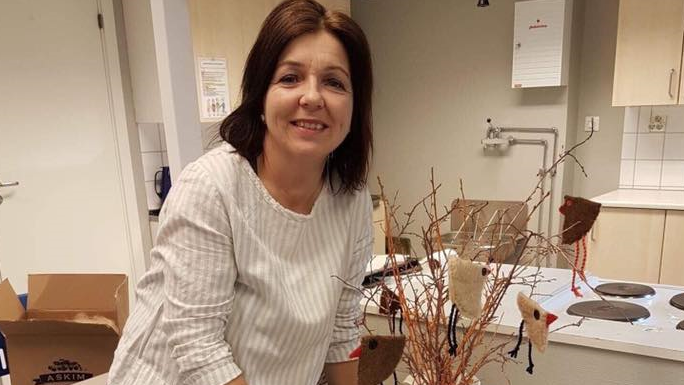 Sissel med modell-kyllingene