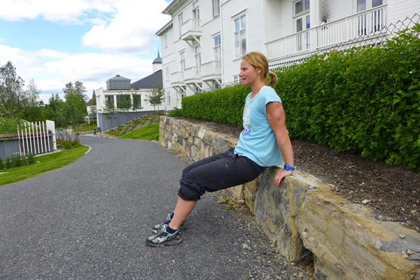 Dips: Støtt deg mot muren med om lag skulderbreit grep. Kroppen er tilnærma strak slik at kun hælane er i bakken. Foto: May-Britt Sægrov.