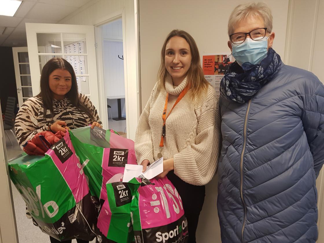 Skare Bygdekvinnelag ønsket å gi midler fra basaren sin til barn som trenger en hjelpende hånd. Valget ble Kirkens bymisjon i Odda. Bymisjonen hadde satt opp juletre med røde hjerter, der ønsket til hvert barn var skrevet ned. Bygdekvinnene plukket ned hjertene og gikk til innkjøp av gaver som ble overrakt bymisjonen. Foto: Skare Bygdekvinnelag.