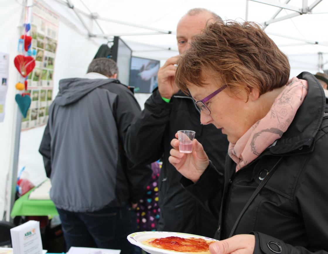 Smaking av geiteramssaft. Foto: Bjørg Strømme.