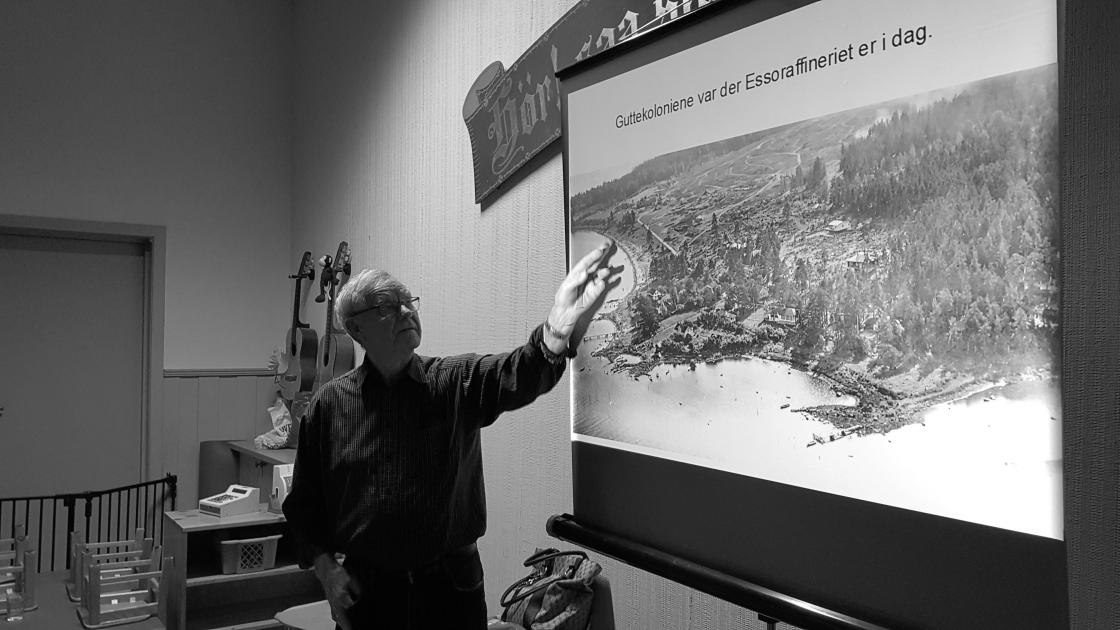 Arvid viser et oversiktsbilde over skogen og peker på der guttene holdt til