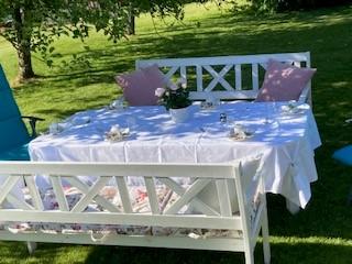 Det sto en benk i hagen....