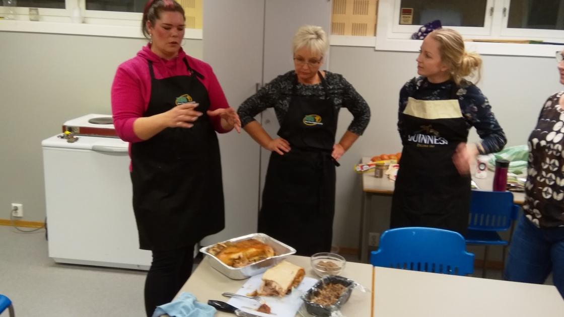 Kursdeltakere klare til å lage sylte