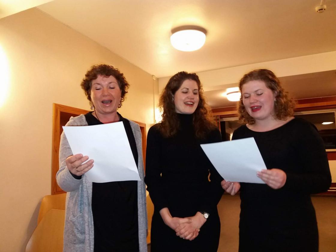 Torgunn og hennes døtre synger Prøysen