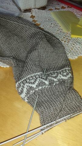 Tove Mosti Berg. Akkurat inne for kaffepause i kalvinga, og da må strikketøyet frem.