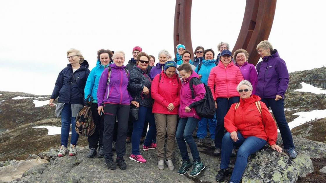 Loen-Rake Bygdekvinnelag inviterte til tur på Hoven