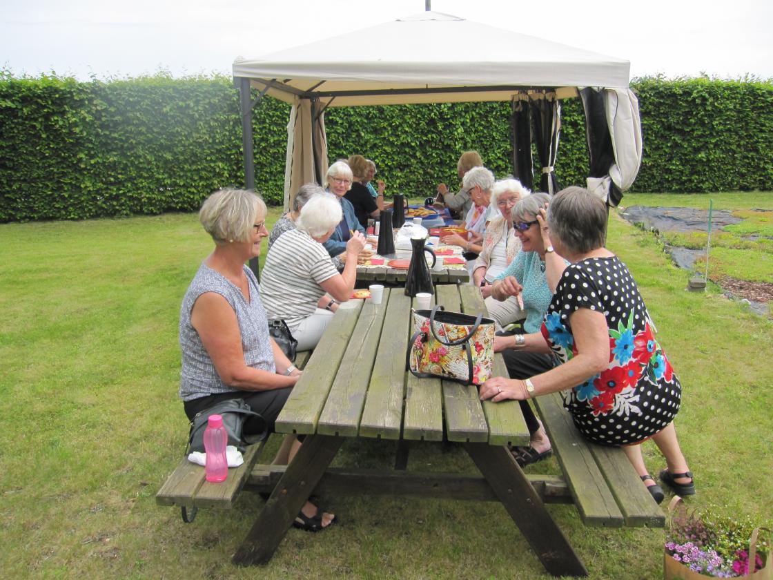 Turvertinnene serverte kaffe på Hageland Rom