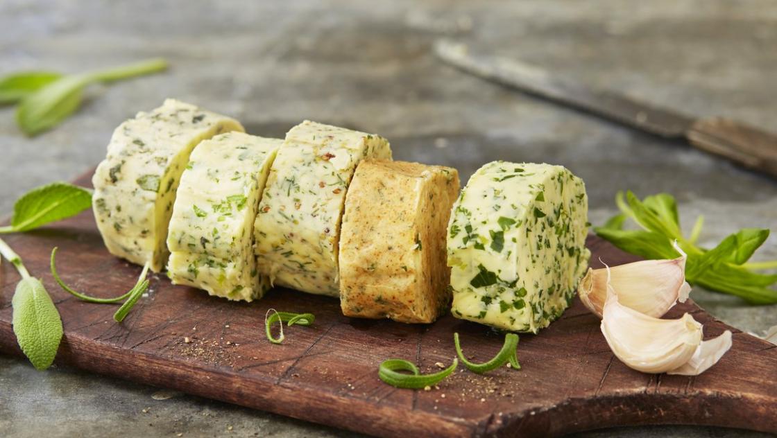 Urtesmør med kvann, ryllik, karve, brennesle fra Matprat.no. Foto: Matprat.no