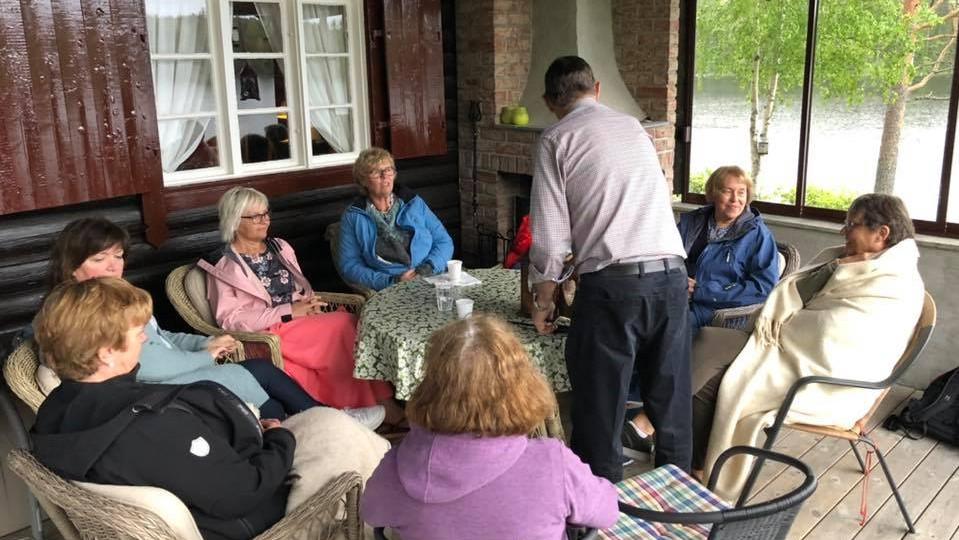 Jon Egil skjenker kaffe