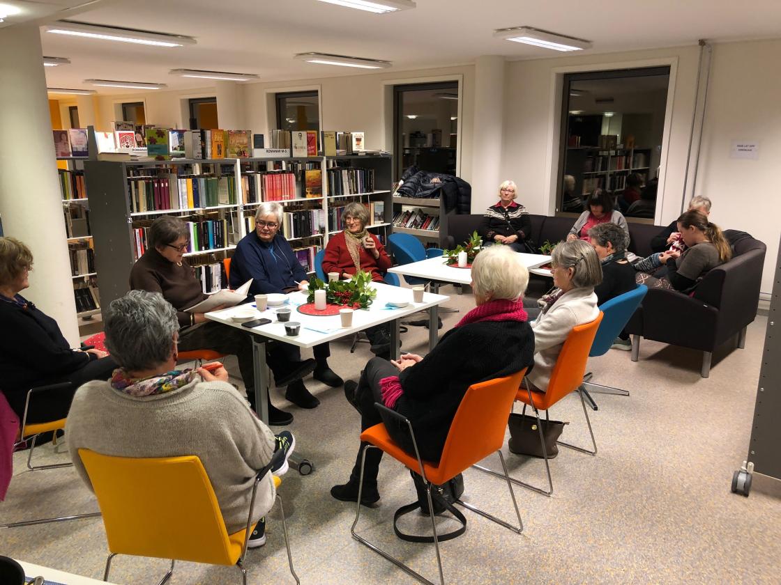 Valldal Bygdekvinnelag møttes til førjulshygge på biblioteket. Foto: Valldal Bygdekvinnelag.