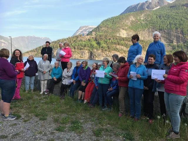 Grillfest og sommaravslutning i Fjørå. Besøk av Helle frå NBK.