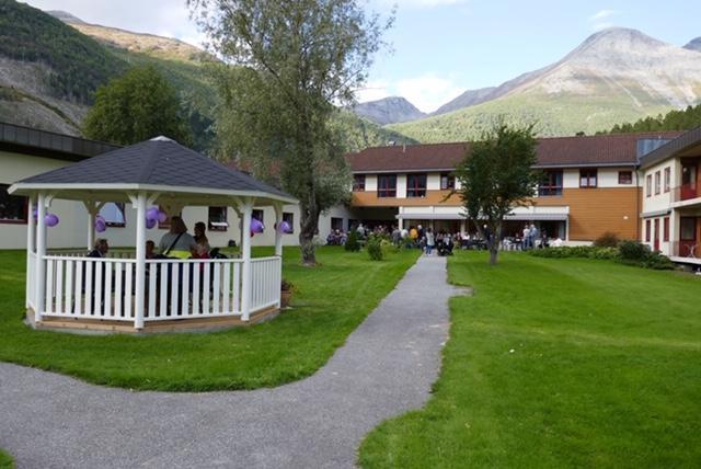 Frå opninga av paviljongen i Sansehagen ved sjukeheimen i Valldal.