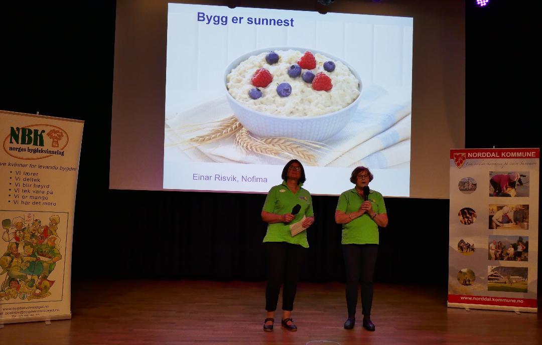 Frå matvaredagen på Martin Lingehuset i Valldal. Einar Risvik som foredragshaldar.