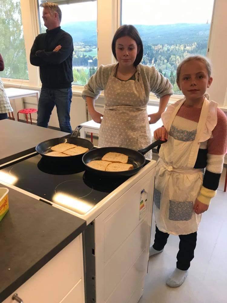 Venter på at kakua skal steke