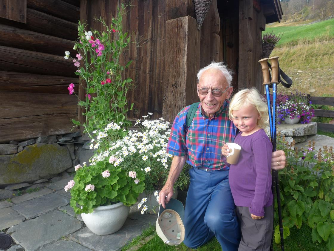 Yngst og eldst på tur, historisk vandring i mange timar!