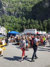 Flott ver samla mykje folk på Sylte torg.