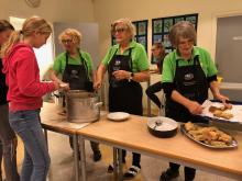 Nelly, Solveig og Petra var kjøkkenansvarlege på Vår dag.