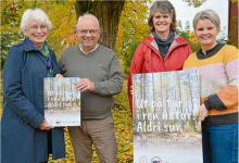 HOLDNINGSKAMPANJE: Vang bygdekvinnelag delte onsdag ut plakatene som skal henges opp langs turstier på Gåsbu. Fra venstre: Helen T.Aalstad,Vang bygdekvinnelag, Magne Svenkerud, bestyreri Vang Almenning, Margrete Ruud Skjeseth, daglig lederi HHT ogAnne Rustad, styremedlem iVang bygdekvinnelag. FOTO: TRUDE ÅNNEVIK