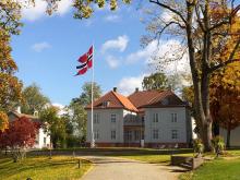 Eidsvollbygningen (bilde fra nettsiden). 