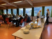 Matserveringsbord og kafébord med utsikt mot Hopsvatnet