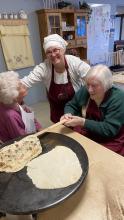 Bygdekvinnene Unni Tømte og Ingrid Grue instruerte i lefsebaking og steiking