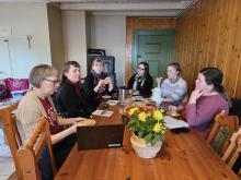 Kvinner rundt eit møtebord