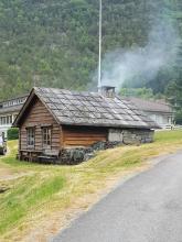 Eldhus med røyk frå taket