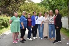 Styret i Norges Bygdekvinnelag 2024-2026 er fra v. Borgny Sletten, Monika Frisvold Vågan, Sanna Røhr, ny leder Anne Irene Myhr, Marit Green Tymczuk, Borghild Grav Strekerud, Eva Dybwad Alstad, Signe Opdal. I tillegg er også Anne Drugli og Solveig Marie Ådneram valgt. Foto: Helle Cecilie Berger.